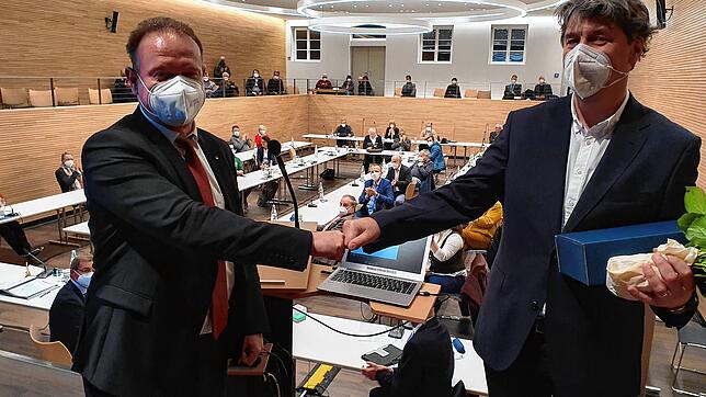 Die künftigen Chefs im Überlinger Rathaus: Oberbürgermeister Jan Zeitler (links) gratuliert Thomas Kölschbach zur Wahl als Baubürgermeister.