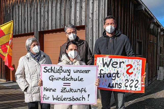 Mit Plakaten machen die betroffenen Eltern auf die Situation aufmerksam.