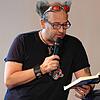 Tom Lehel liest aus seinem Buch über seine eigenen Mobbingerfahrungen vor.