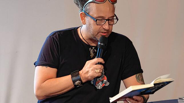 Tom Lehel liest aus seinem Buch über seine eigenen Mobbingerfahrungen vor.