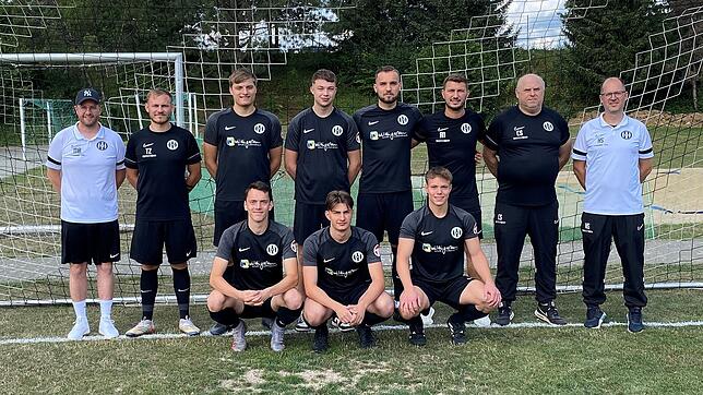 Die Trainer und Neuzugänge beim Bezirksliga-Aufsteiger SG Dauchingen/Weilersbach: (hinten von links) Mike Baumann (Sportliche Leitung), ...