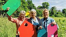 Sie freuen sich auf die Verwirklichung ihres Wohntraums: von links Annabel Holtkamp, Sylvia Machler und Anna Heister, alle drei ...