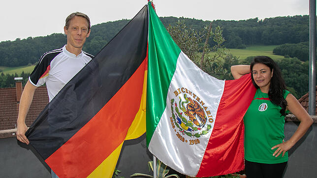 Wenn am Sonntag Deutschland und Mexiko aufeinandertreffen, wird es auch im ruhigen Eschbach heiß her gehen. Jan Wantia (links) jubelt ...