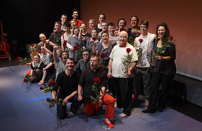 Rosen für die Artisten: die Mitglieder des Berliner „Circus Sonnenstich“. Eine Auslandsreise hat den Zirkus der etwas ...
