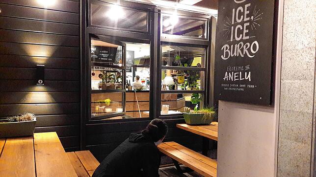 Bild 4: Kneipen und Restaurants müssen um 18 Uhr schließen. Ganz pünktlich klappte das in Konstanz nicht. Aber um 19 Uhr war alles dicht