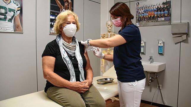 Gesundheits- und Krankenpflegerin Angela Castucci impft die 71-jährige Elli Lauterbach in der Praxis des Radolfzeller Orthopäden Holger ...