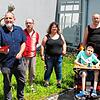 Holger Langenberg (links) übergibt seine Spende an den Leiter der Caritas-Einrichtung Gerd Biedermann. Mit diesem freuen sich bei der ...