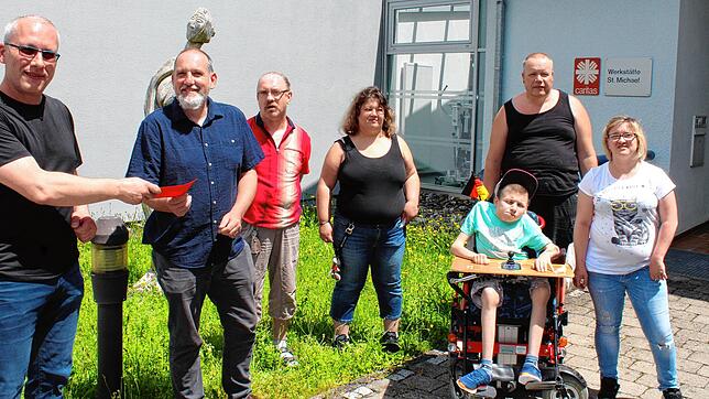 Holger Langenberg (links) übergibt seine Spende an den Leiter der Caritas-Einrichtung Gerd Biedermann. Mit diesem freuen sich bei der ...