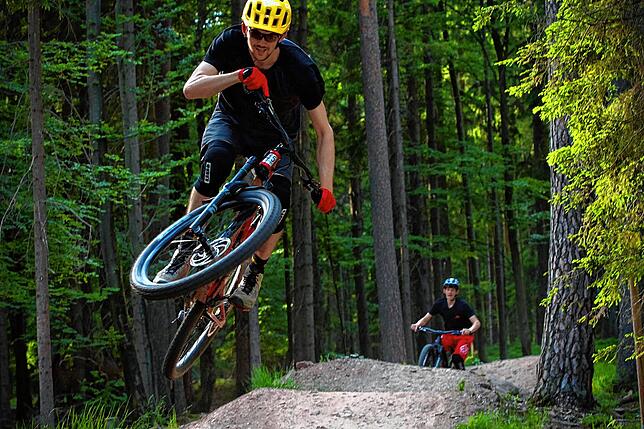 Auch Sprungeinheiten sind beim Mountainbiking keine Seltenheit: Joshua Geißler beim Training.