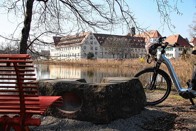 Das Kloster ist das Wahrzeichen der Gemeinde Wald. Die Bank am Klosterweiher bietet sich auf Radtouren für eine Rast an.