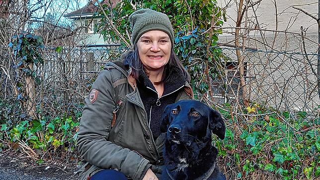 Yvonne Green ist nah dran am Hund: Mit den Bedürfnissen und Fähigkeiten ihres Mischlings kennt sie sich aus und auch bei Problemen ...