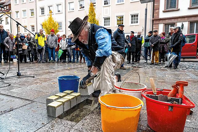 Die Verlegung von Stolpersteinen durch den Kölner Künstler Gunter Demnig im Jahr 2023 in Erinnerung an die vertriebenen und umgebrachten ...