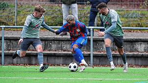 Im Duell mit dem Konstanzer Ramzi Temime: Lukas Klüppel (links) ist seit drei Jahren Kapitän des FV Möhringen, der in dieser Saison ...