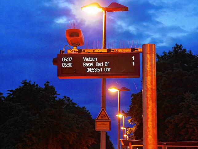 Eine noch ungewohnte Ankündigung auf der Bahnsteiganzeige am Bahnhaltepunkt Lauchringen-West: eine Regionalbahn nach Weizen. Diese gibt ...