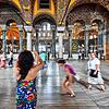 In Flipflops und Miniröcken durch sakrale Architektur: Die bisherige Nutzung der Hagia Sophia bietet durchaus Anlass für Kritik.