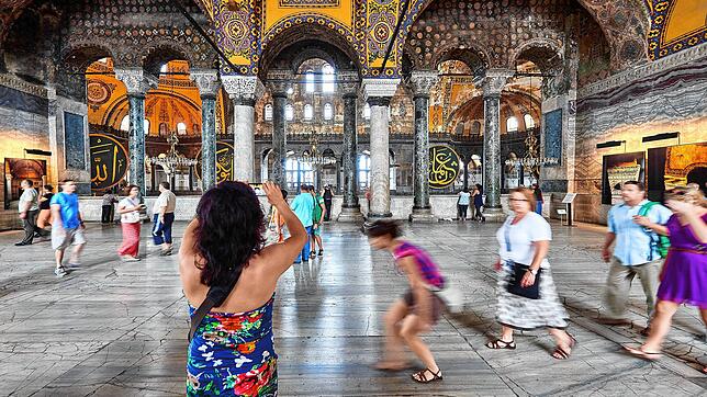 In Flipflops und Miniröcken durch sakrale Architektur: Die bisherige Nutzung der Hagia Sophia bietet durchaus Anlass für Kritik.