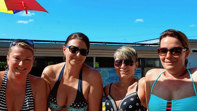 Bianca Memmler, Susanne Schneider, Verena Schaffner und Annette Flach (von links) gehören zu den Stammgästen des Stockacher Freibades. ...
