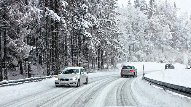 Riskant: Der Verkehr musste am Donnerstag mit winterlichen Verhältnissen zurechtkommen. Bei bis zu fünf Zentimeter Neuschnee in der ...