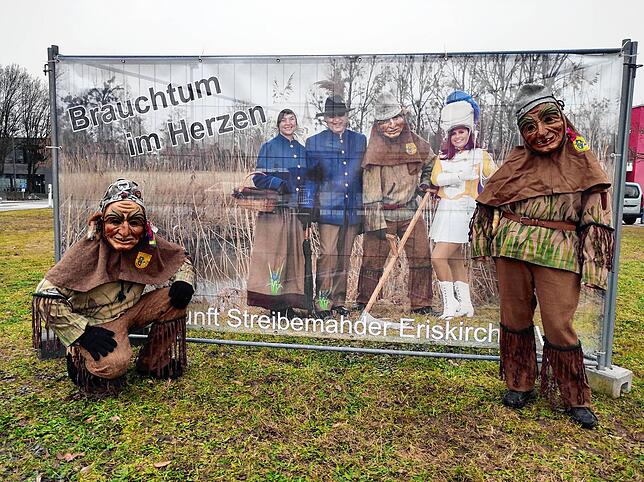 Dass Brauchtum ihnen ganz arg am Herzen liegt, zeigen die Streibenmahder mit diesem Banner, das extra für die Fasnet 2021 angefertigt wurde.