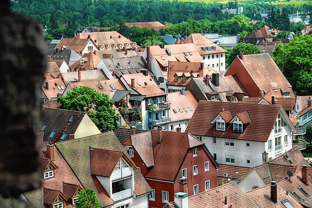 Ein Ausblick vom Romäusturm über die Dächer der Stadt. Bild: Roland Dürrhammer