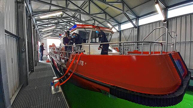 Bild 1: Mit Vollgas unterwegs: Feuerwehr präsentiert ihr Löschboot auf dem Bodensee