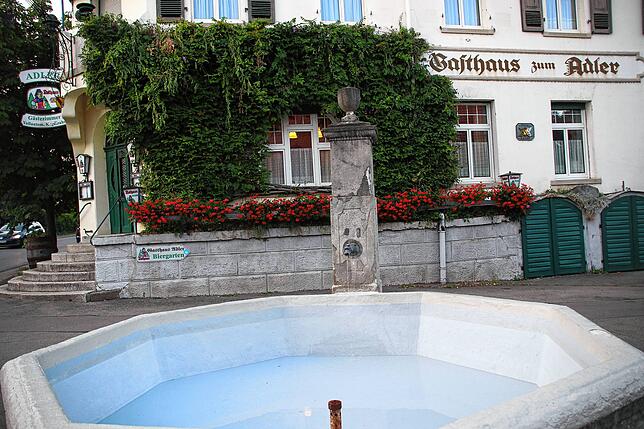 Der Adlerbrunnen bleim gleichnamigen Gasthaus im Ortsteil Schwerzen ist ein Blickfang. Der &bdquo;Adler&ldquo; wurde1785 erbaut, das ...