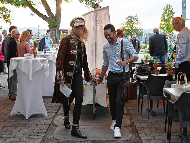 Annie Lenk und Christoph Stolz ziehen die Bodungo in den Festsaal des Zollhauses.