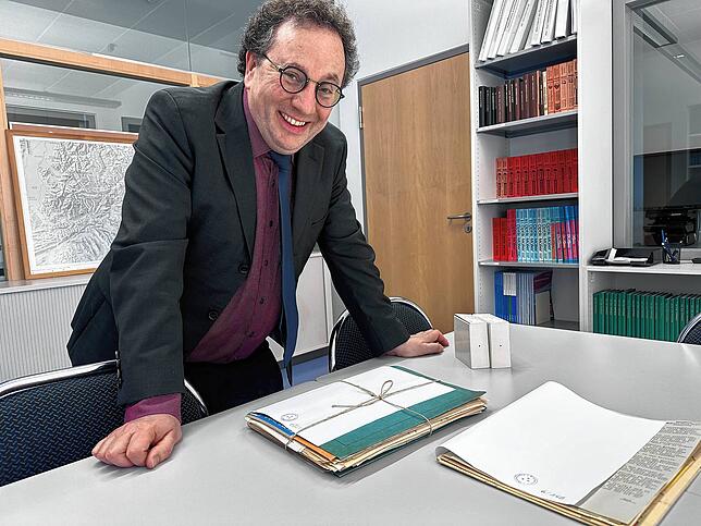Was hat das Stadtarchiv über die Anfänge der Messe? Historiker Jürgen Oellers verweist auf Ordner mit viel Schriftverkehr und einigen ...