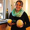 Größenvergleich: Stefanie Keller mit Eiern vom Nandu, Emu und Strauß (von links) zum Vergleich.