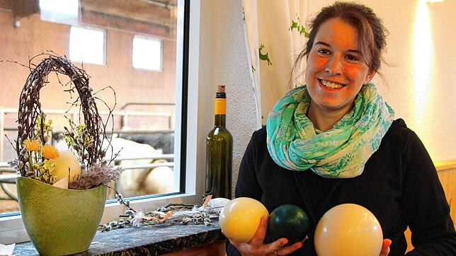 Größenvergleich: Stefanie Keller mit Eiern vom Nandu, Emu und Strauß (von links) zum Vergleich.