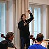 Dirigent Gabriel Venzago bei einer Probe der Südwestdeutschen Philharmonie: Wie lange muss er den Betrieb noch kommissarisch leiten?