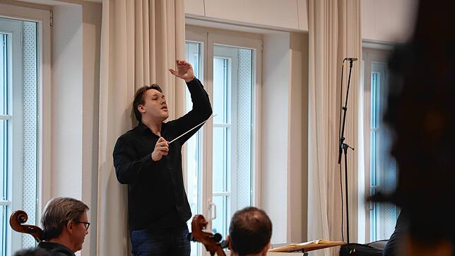 Dirigent Gabriel Venzago bei einer Probe der Südwestdeutschen Philharmonie: Wie lange muss er den Betrieb noch kommissarisch leiten?