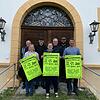 Das Orgateam vom Mittelaltermarkt in Riedern am Wald (vorne von links): Margit Rhode, Sabine Maier und Ralf Reichenbach mit dem neuen ...