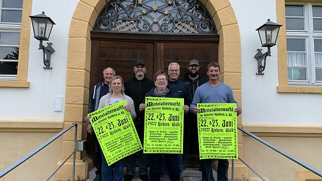Das Orgateam vom Mittelaltermarkt in Riedern am Wald (vorne von links): Margit Rhode, Sabine Maier und Ralf Reichenbach mit dem neuen ...