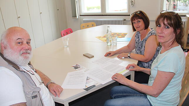Jürgen Werner, Petra Brög und Marion Schmoll (von links) von der Katzenhilfe Radolfzell fordern eine Kastrationspflicht für alle Katzen ...