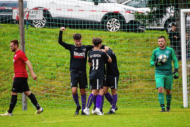 Bild 2: SV Buch setzt sich mit 4:1 gegen den FC Hochrhein durch &ndash; und wir haben die Bilder!
