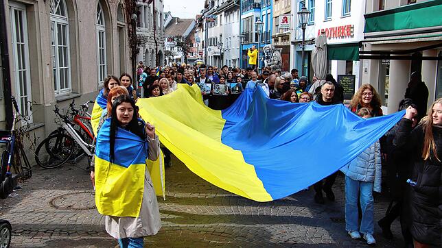 Etwa 100 Menschen waren zur Demonstration zusammengekommen und zogen durch die Radolfzeller Altstadt.