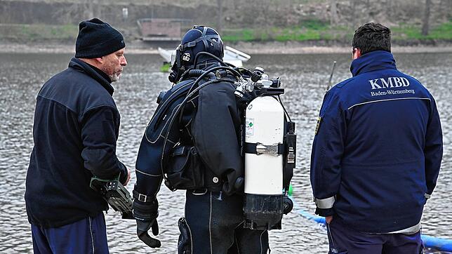 Mitarbeiter der Firma Amodes, die aktuell die Absaugung des Klosterweiher betreut, finden am 26. März eine weitere Granate. ...