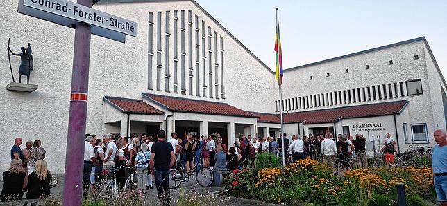 Nonnenhorn hat zu einer Gedenkandacht für Esme E. eingeladen und Hunderte kommen.