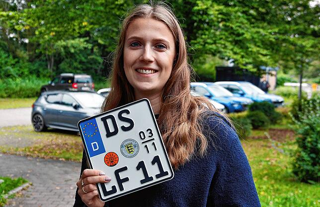Gemeinderätin Lisa Fritschi hat sich ein passendes Kennzeichen für ihr neues Motorrad geholt.
