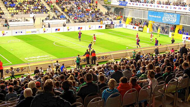 Budenzauber in Friedrichshafen: Auf dem Kunstrasen am Bodensee zeigen seit Jahren die Fußballstars von morgen ihr Können, wie etwa ...