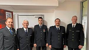 Manfred Schuhmacher (zweiter von links) ist seit 60 Jahren bei der Feuerwehr Rietheim. Rechts daneben Michael Scherzinger, der seit 25 ...