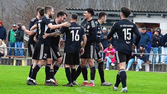 Jubel bei den Spielern des SV Mühlhausen.