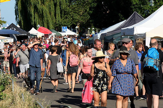 Trotz Hitze strömten die Besucher schon frühzeitig zum Konstanzer Flohmarkt (hier am Winterersteig) und schlenderten von Stand zu Stand.