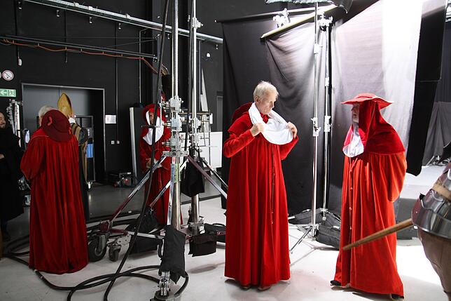 Mittelalter und Moderne: Kardinalsdarsteller bereiten sich im Studio auf ihren Auftritt vor. Die Stimmung bei der Arbeit in dem ...