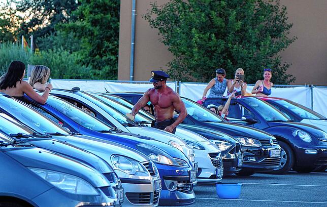Zum „Car Wash“ kamen die Tänzer der Männergruppe Sixx Paxx von der Live-Bühne herunter und bewegten sich durch die Autoreihen.