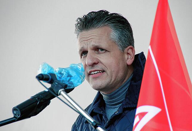 Bundestagsabgeordneter Thorsten Frei von der CDU sichert den Beschäftigten der Metall- und Elektroindustrie in der Region im ...