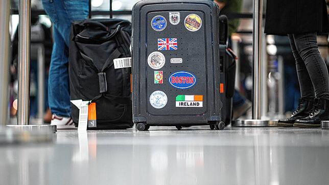 Warten auf den Corona-Test am Flughafen Düsseldorf: Auslandsreisen sind zwar möglich, aber mit strengen Auflagen verbunden. Wer jetzt ...