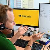 Unser Bild zeigt Christoph Frohneberg, der in der Cyberwehr-Zentrale in Karlsruhe arbeitet. Dort werden unter anderem Schadensfälle ...
