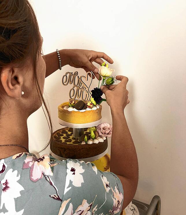 Priska Gabele beim letzten Handgriff an einer Hochzeitstorte.